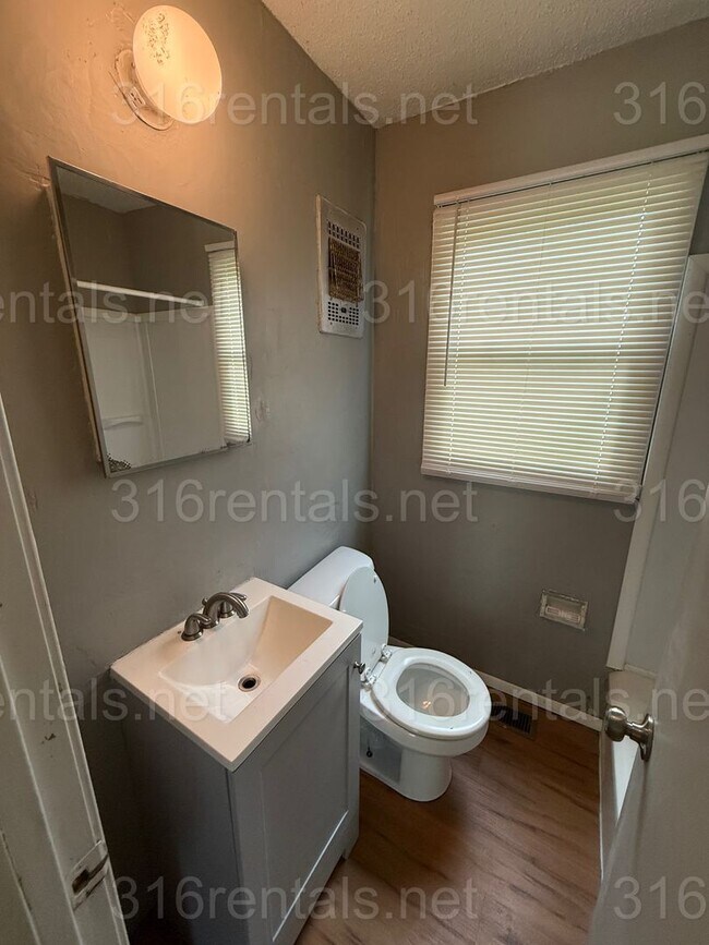 Building Photo - $1050 - 3 bedroom / 1 bathroom - Single Fa...
