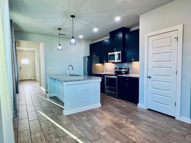 Building Photo - $500 OFF ON FIRST MONTH'S RENT! APPLICATION FEE WAIVED!  Modern 3BD/2BA Home in Blue Ridge Ranch ...