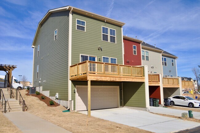 Building Photo - Beaver Creek Commons 3 Bed | 3.5 Bath Town...