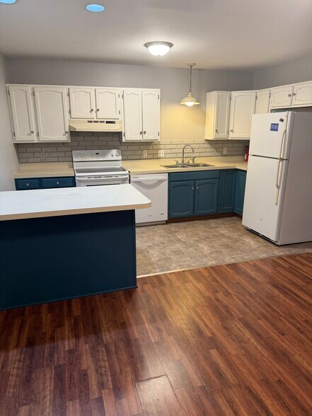 Building Photo - 329 Oakwood Ave