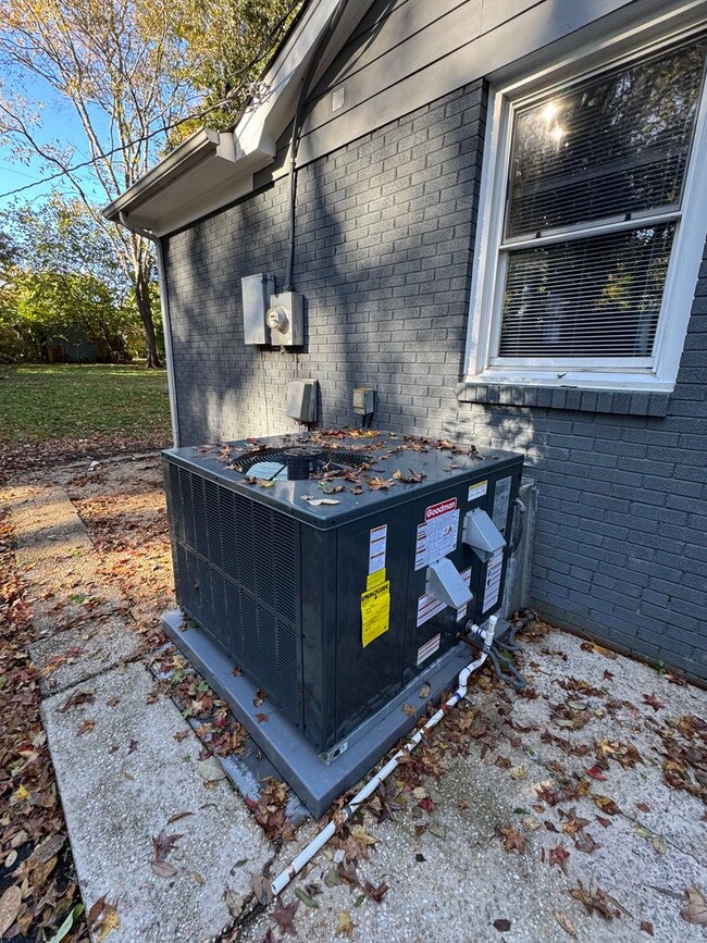 Building Photo - Beautiful 3 Bedroom in Windsor Park Neighborhood ( East Charlotte)