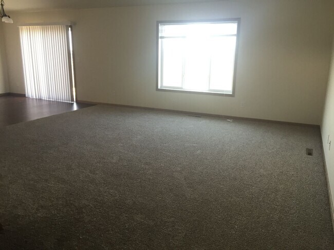 Building Photo - 932 Eaglewood Ave