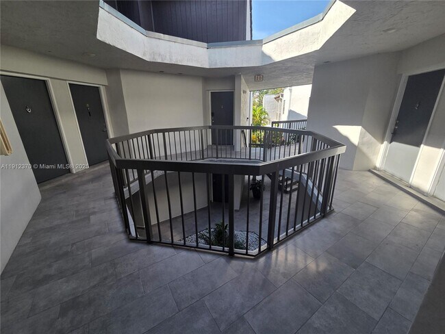 Building Photo - 9433 Fontainebleau Blvd