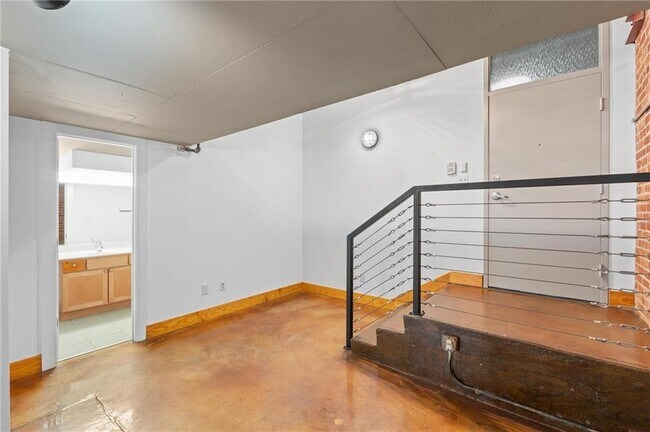 Building Photo - 644 Wells St SW