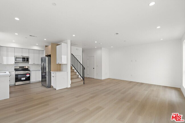 Building Photo - 10742 Hortense St
