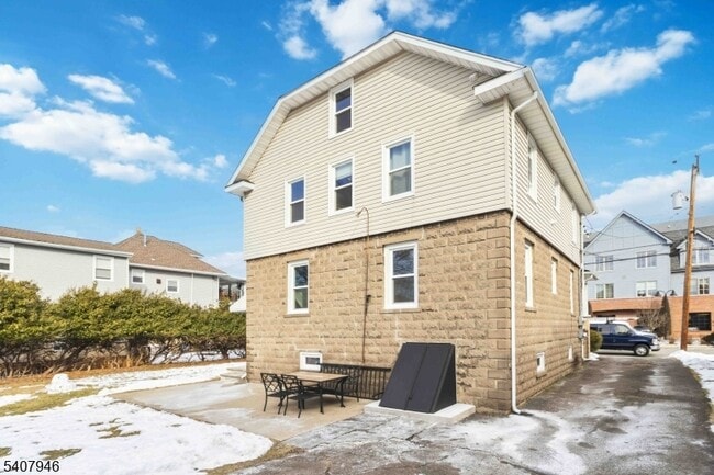 Building Photo - 10 Zazzetti St