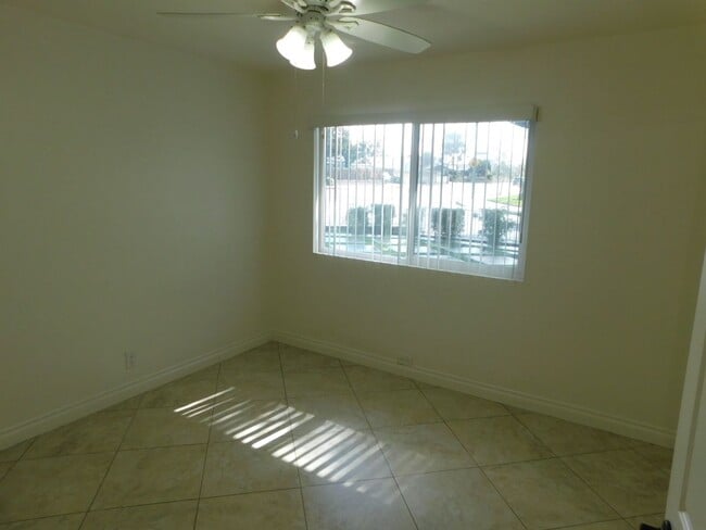 Building Photo - Spacious 5 Bed, 2 Bath one story house in the city of Orange.