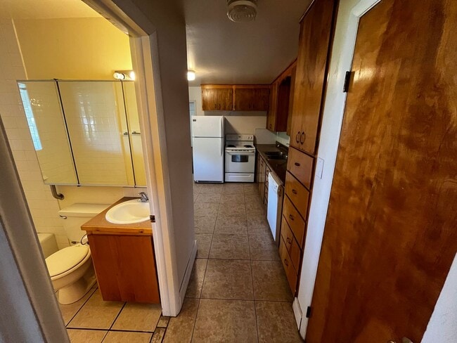 Building Photo - 568-574 E 200 S