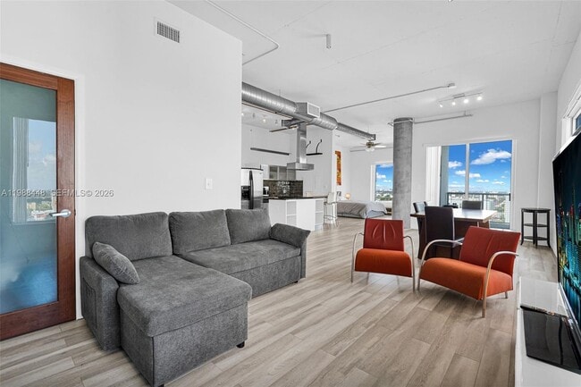 Building Photo - 10 SW South River Dr