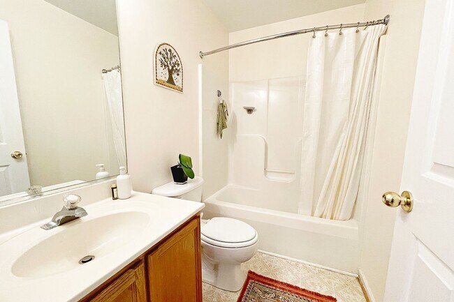 Building Photo - Pet-Friendly Ridgecrest Townhome