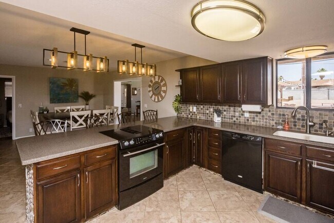 Building Photo - 4 Bedroom Pool Home Located Downtown