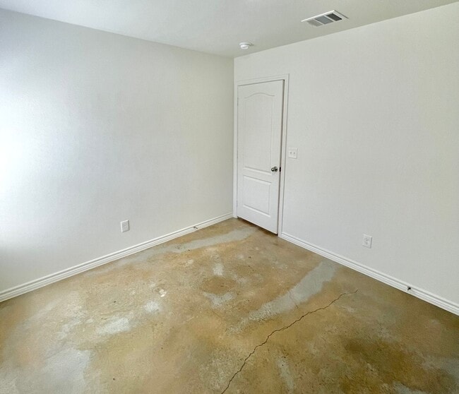 Building Photo - Cute Duplex On Amelia Earhart!