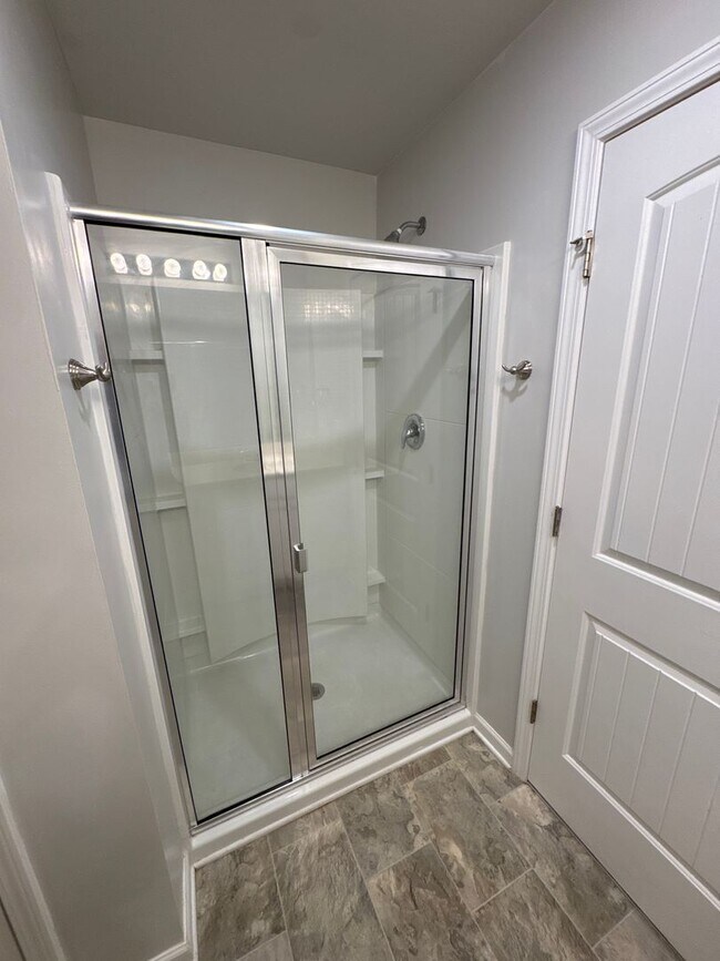 Building Photo - Enjoy Modern Living in This Stylish Woodbridge Glen Townhome!