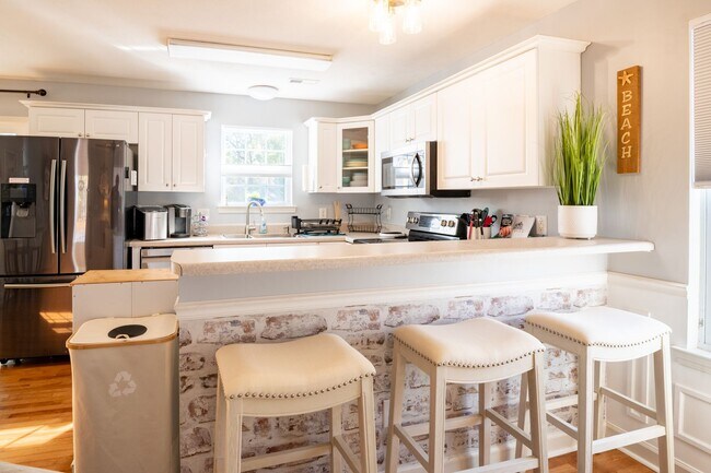 Building Photo - FURNISHED OFF-SEASON MONTHLY RENTAL FOR 2026