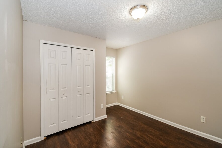 Building Photo - 10725 Meadowlea Dr