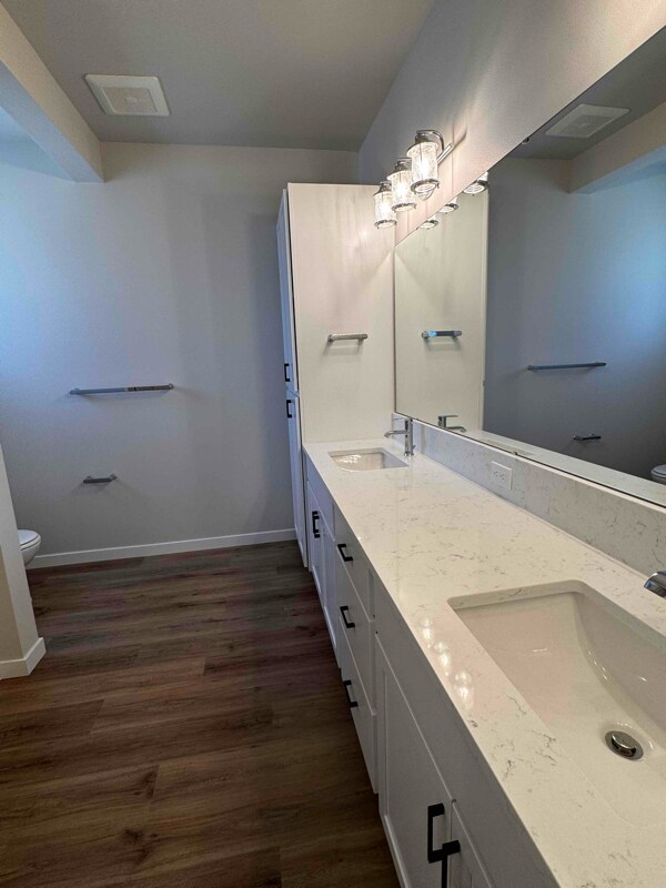 Building Photo - 896 E RR Ave