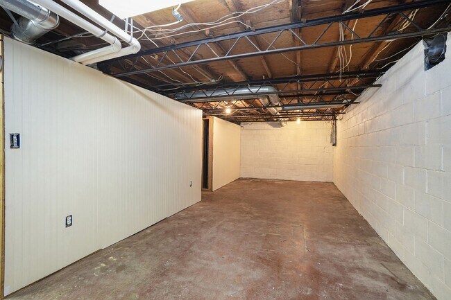 Building Photo - 3 Bedroom, 2 Bath Home in Grand Rapids! Available Now- Includes Washer and Dryer!