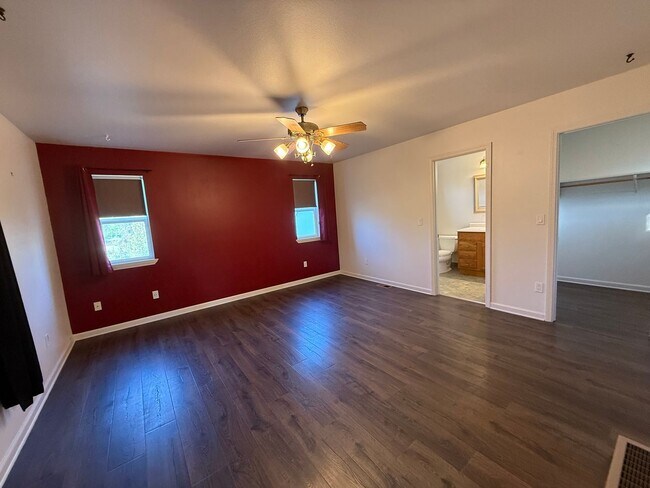 Building Photo - Spacious South Hill Home