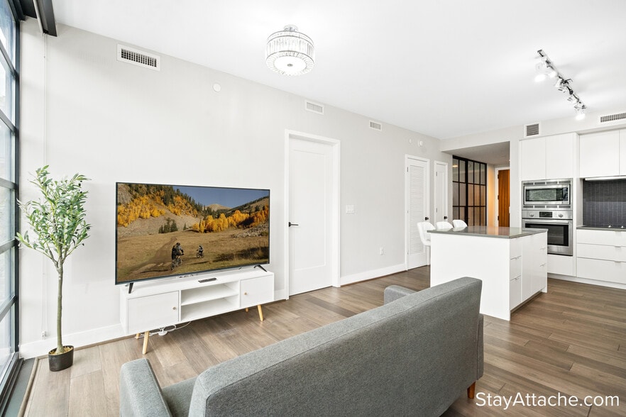 Building Photo - 1300 4th St SE