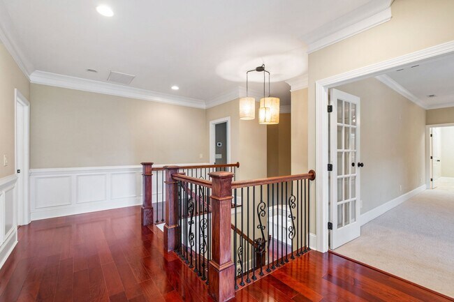 Building Photo - Elegant 5-Bedroom Residence with Luxurious...