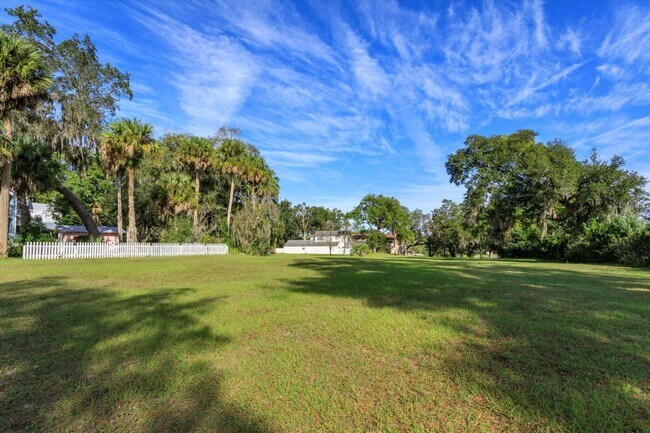 Building Photo - Mid term historic furnished rental