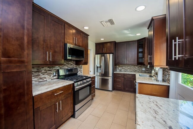 Building Photo - 20092 Bayview Ave