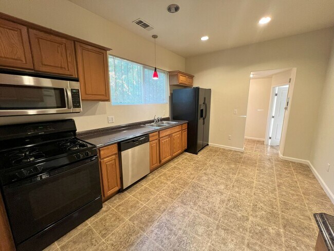 Building Photo - Beautiful 3 bedroom, 1 bathroom home locat...