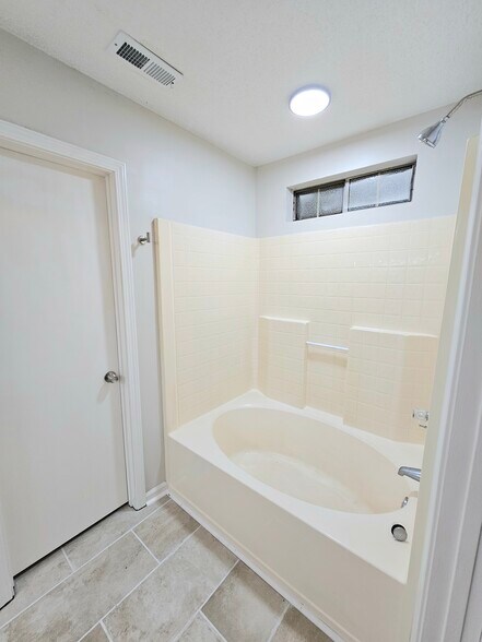 Master Bathroom Tub - 10430 Brawley Ln