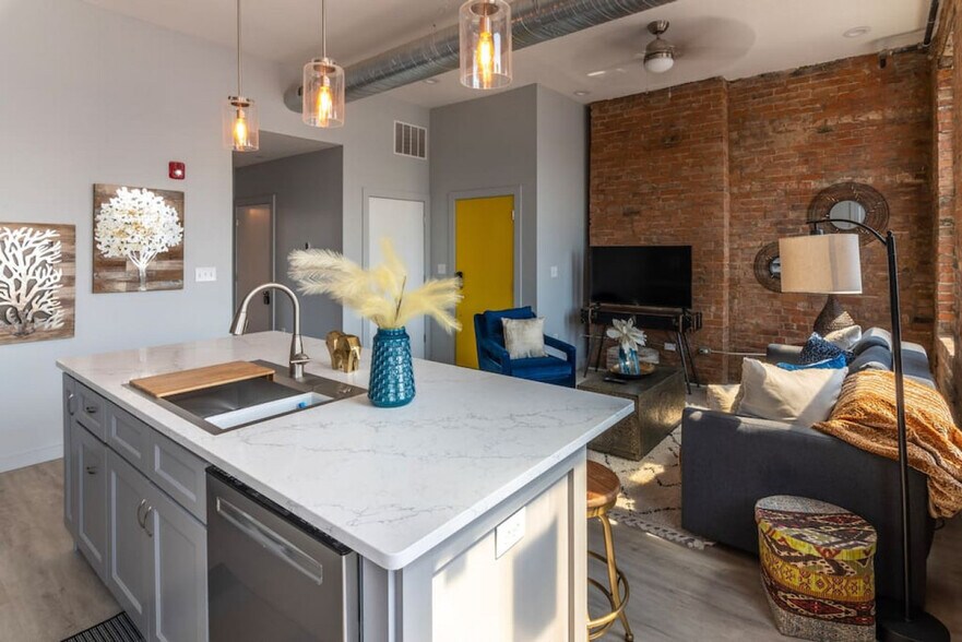 Building Photo - 1906 Elm St