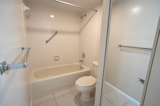Building Photo - 1008 10th Ct