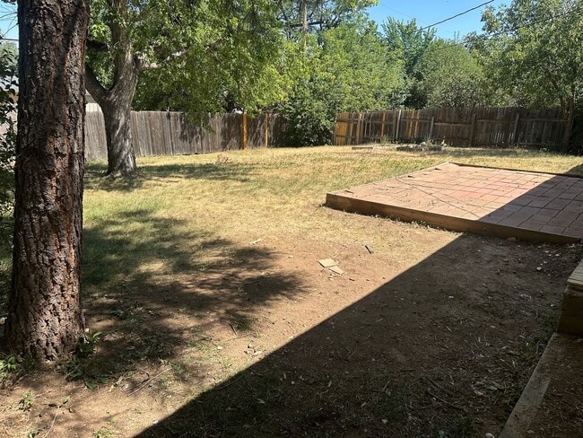 Building Photo - Spacious 3 Bedroom House with Attached Garage and Large Yard!