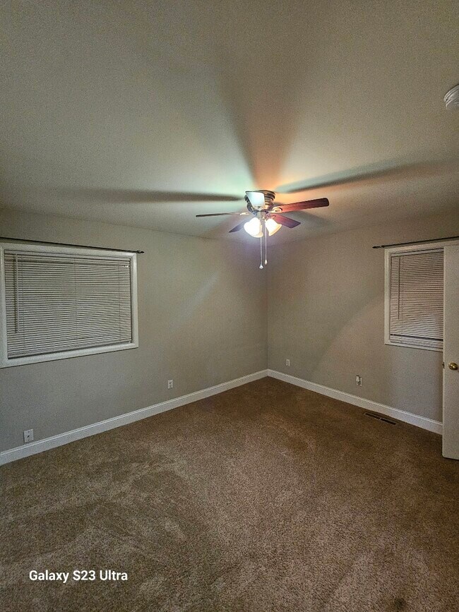 Building Photo - 3415 Emerald Dr