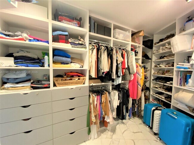 Building Photo - 1121 Crandon Blvd