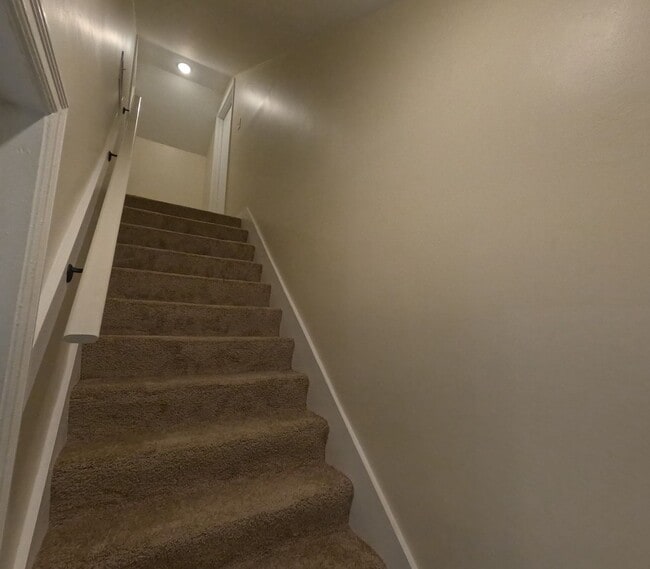 Building Photo - Renovated 3 Bed 1 Bath