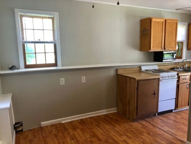Building Photo - Move in Ready! Move-in Special of $250 off...