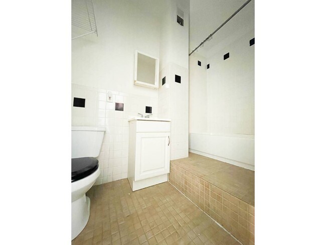 Building Photo - 155 India St