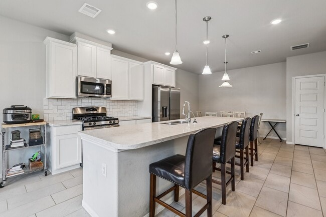 Building Photo - 7333 Hinsdale Dr