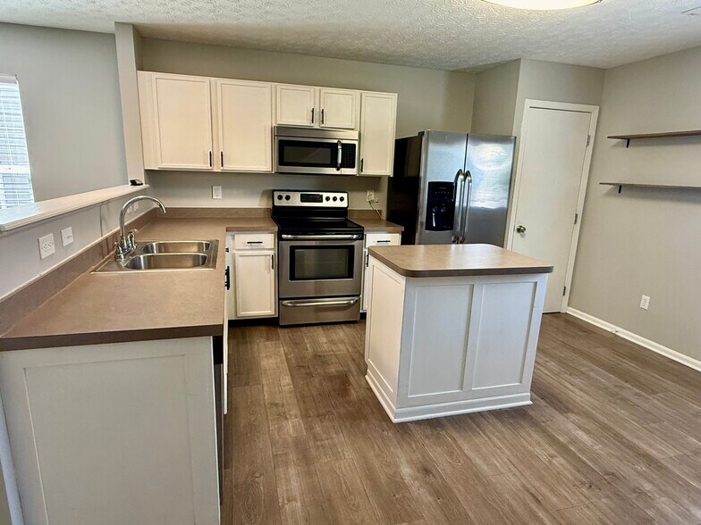 Building Photo - 4681 Grandover Dr