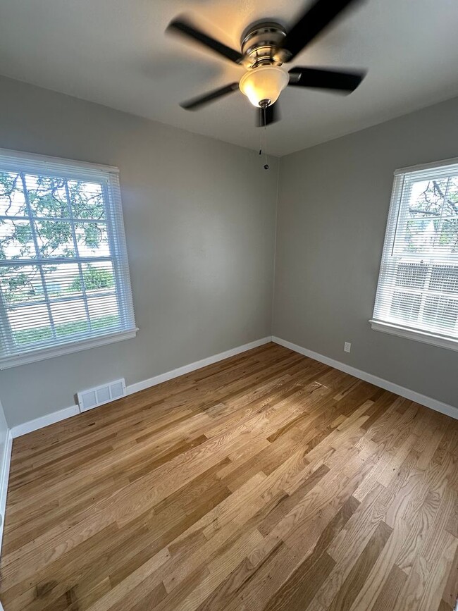 Building Photo - NICELY UPDATED 2 BEDROOM, 1 BATHROOM APART...