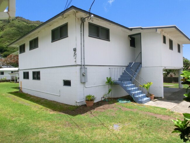 Building Photo - Right in the Heart of Manoa Valley - Fully...