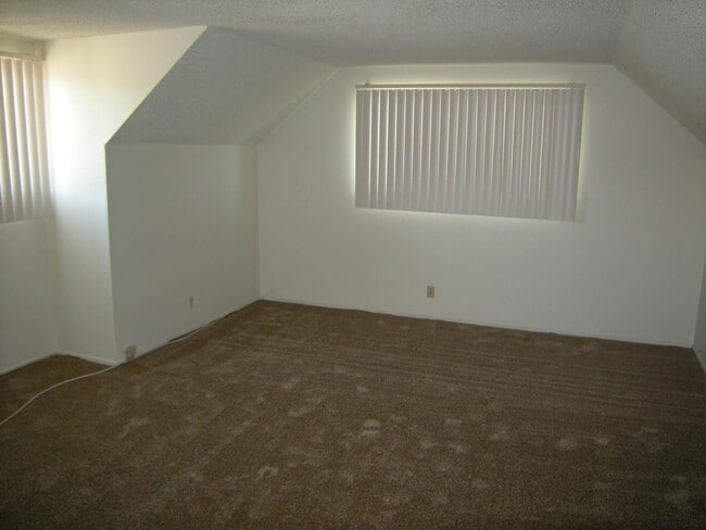 Building Photo - Comfortable 3/2 that allows pets!