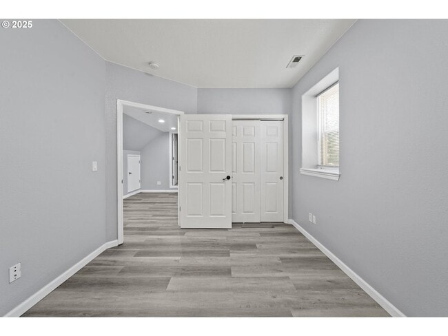Building Photo - 3 levels, 7 bedrooms , lower level apartme...