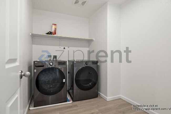 Building Photo - 861 Pipit St