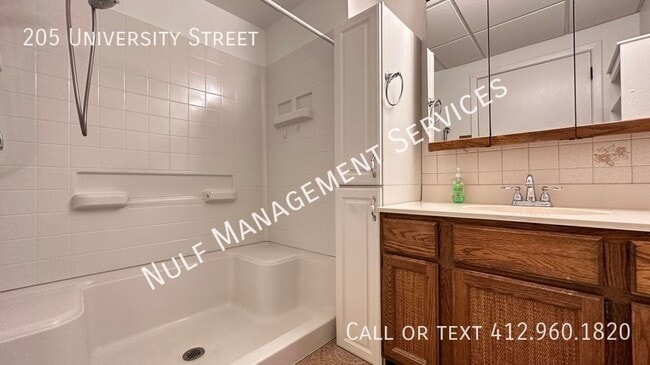Building Photo - 205 University St