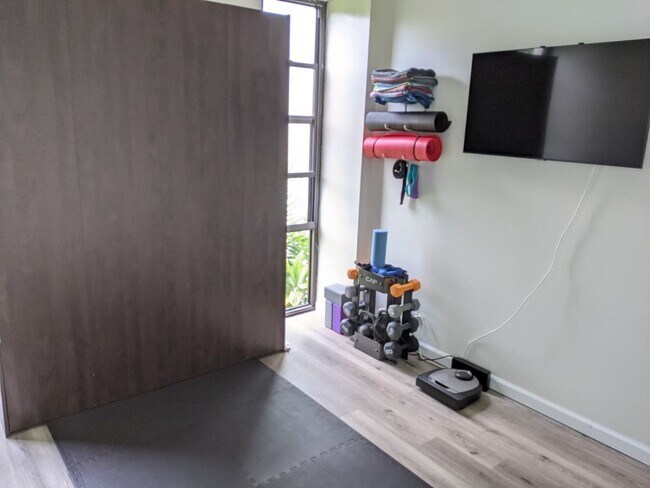 Building Photo - 3 bedrooms, 2 full bathrooms Quiet End Unit