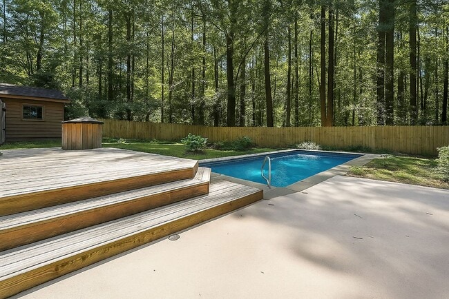 Building Photo - Charming 3BR 1 BTH Home with Inground Pool...