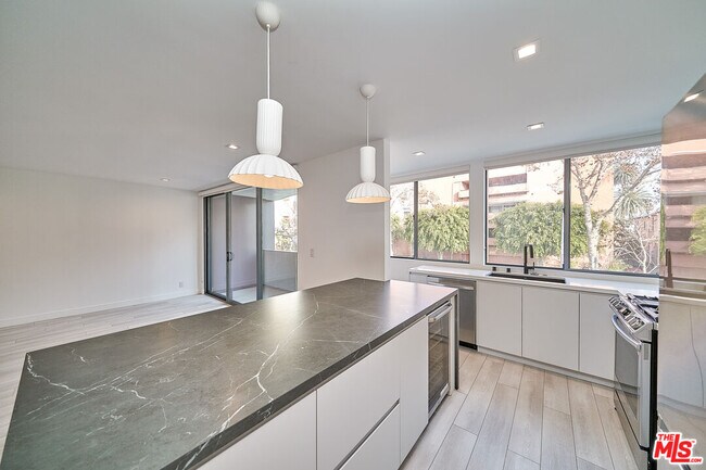 Building Photo - 145 S Maple Dr