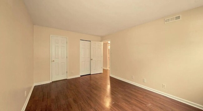 Building Photo - 2 bed 1 bath condo for rent in Gaithersburg