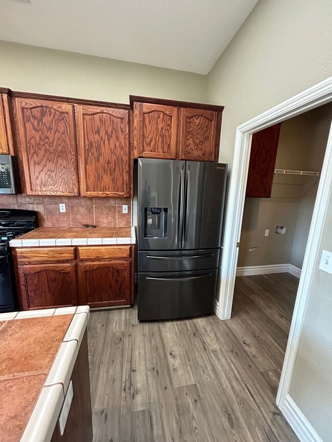 Building Photo - 3 Bedroom 2 bathroom with a bonus room and Solar in NW Visalia!