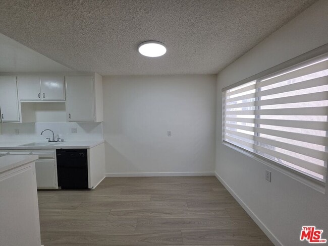 Building Photo - 10815 Rose Ave